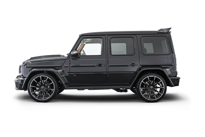 Bên trong khoang lái, Brabus V12 900 tiếp tục mang tới sự sang trọng đúng nghĩa với lớp da mịn, cao cấp màu nâu cam, trần bọc da Alcantara, tấm ốp với dòng chữ "Một trong mười" độc đáo trên nền chất liệu carbon cùng logo Brabus, các công cụ như bàn đạp bằng nhôm, chốt khoá cửa và đồng hồ tốc độ (đọc được tới vận tốc 300km/h) đều được làm thủ công với độ hoàn thiện rất cao.