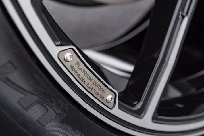 Brabus V12 900 được trang bị bộ body-kit Widestar, nhờ đó chiều rộng của xe tăng thêm 10 cm. Ngoài ra, một số chi tiết trên xe cũng được tinh chỉnh lại như hệ thống phuộc trước và sau, đèn viền LED nội thất, các chi tiết trang trí bằng sợi carbon và 1 số nút bấm cơ học.