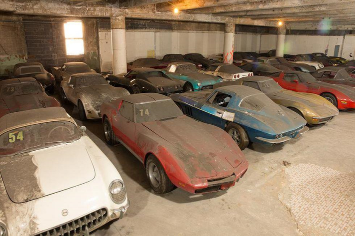 Heller không bán gộp cả bộ sưu tập này mà chỉ bán lẻ từng chiếc. Kết quả đấu giá xe Chevrolet Corvette phủ bụi 25 năm sẽ được công bố vào ngày 15/5 năm tới.
