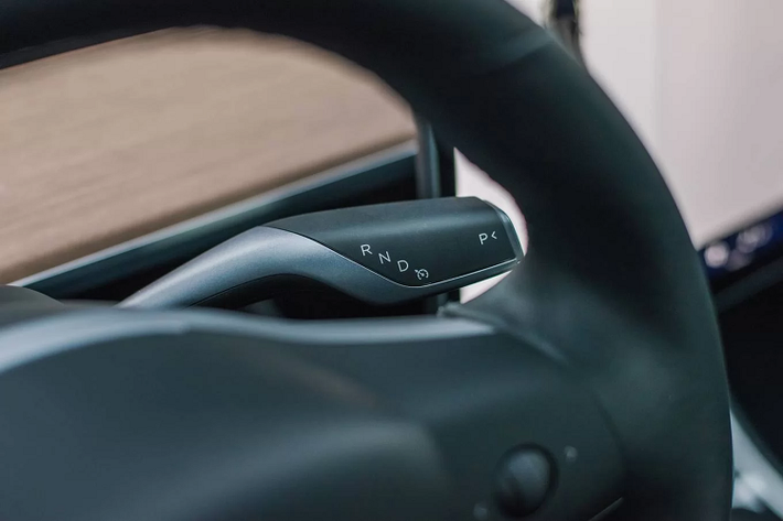Cần số được đưa lên phía sau vô-lăng bên phải, tương tự cách sắp xếp của Mercedes. Các hãng khác đặt ở vị trí này cần chỉnh gạt mưa. Cần gạt mưa và đèn của Tesla Model 3 đưa sang bên trái.