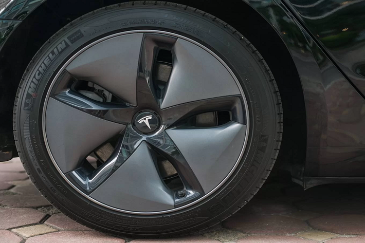 Về ngoại thất, Tesla Model 3 sở hữu những đường nét có phần tương đồng với những người anh em, điển hình là Tesla Model X. Phong cách thiết kế đơn giản, ít góc cạnh tôn lên sự liền mạch của những đường nét mềm mại khiến chiếc xe trở nên khác biệt hơn so với những mẫu xe hiện hành.