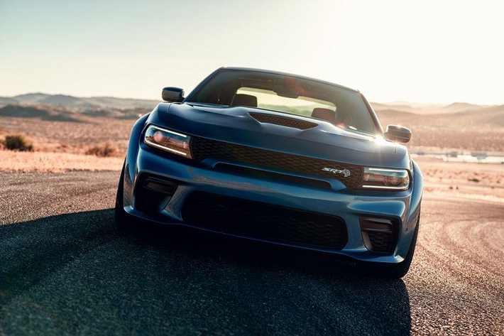 Dodge Charger SRT Hellcat 2020 mới có thể tăng tốc 0-100 km/h chỉ trong 3,6 giây, tốc độ tối đa 315 km/h. Xe trang bị bộ mâm 20 x 11 inch sử dụng lốp Pirelli 305/35ZR20 rộng hơn giúp tăng cường độ bám đường và khả xử lý tốt hơn.