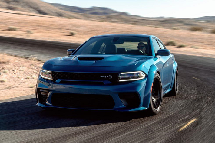 Charger Hellcat Widebody mới đi kèm với hệ thống lái trợ lực điện mới có thể điều chỉnh công suất động cơ, sang số, và kiểm soát lực kéo thông qua màn hình thông tin giải trí 8.4 inch. Ngoài ra, xe còn có những tính năng khác như Line Lock, Race Cooldown, Launch Assist. Các chế độ lái bao gồm Street, Sport ,Track và Custom.