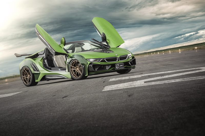 Được gọi với cái tên mới siêu xe BMW i8 Roadster E.N.ARMY EDITION và được thay đổi rất nhiều ở ngoại thất. Chiếc xe đã trang bị cản trước mới cho chiếc xe thể thao hybrid, bao gồm khe hút gió bằng sợi carbon bắt mắt hơn, vòm bánh xe rộng, nắp ca pô được làm lại với màu đen nhám, la zăng màu vàng.