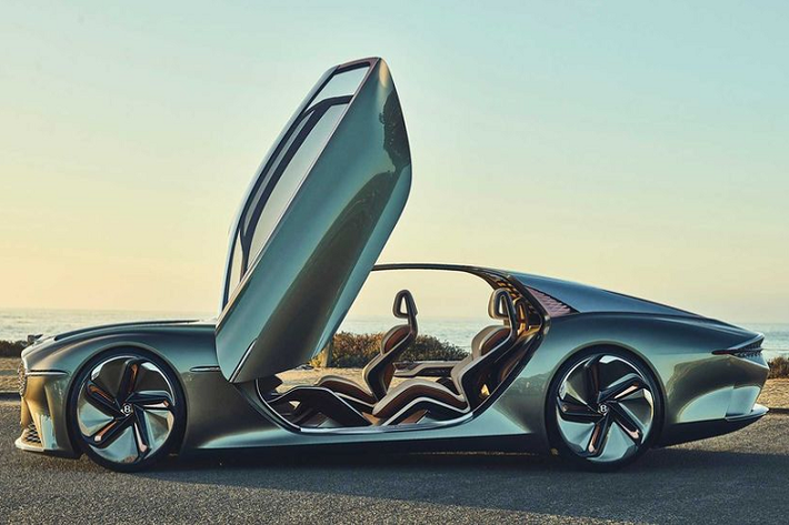 Bentley cho biết EXP 100 GT được thiết kế để dành cho tương lai, mọi người sẽ được thấy một chiếc Bentley EXP 100 GT mới bản sản xuất lăn bánh trên đường vào năm 2035. EXP 100 GT là sự kết tinh của tất cả các chuyên môn kỹ thuật và thiết kế đặc sắc từ Bentley, EXP 100 GT vừa được công bố chính thức tại trụ sở của Bentley ở Crewe.