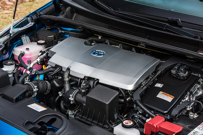 Bản tiết kiệm nhiên liệu nhất là Prius L Eco, chỉ tốn 4,4 lít/100 km (đô thị), 4 lít/100 km (cao tốc), và 4,2 lít/100 km (hỗn hợp) theo tiêu chuẩn EPA. Khối động cơ hybrid vẫn không đổi, kết hợp động cơ 1.8L 4 xi-lanh với hai máy phát điện và pin.