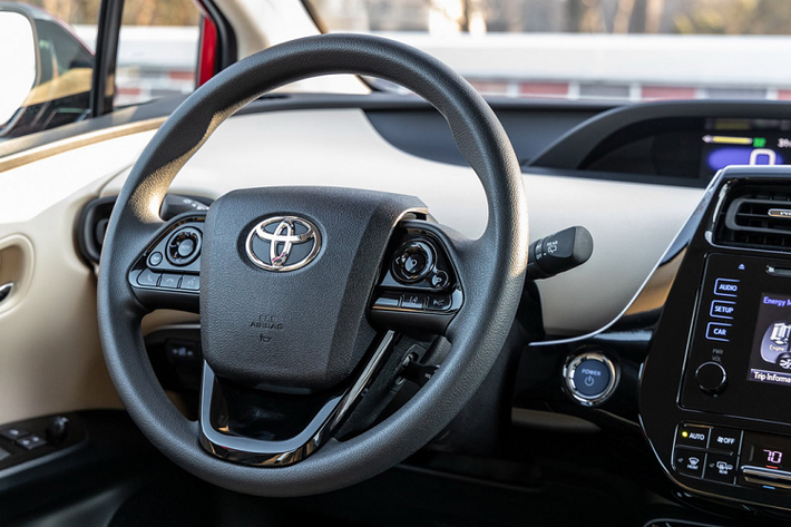 Gói Toyota Safety Connect gồm tính năng trợ giúp khẩn cấp Emergency Assistance, định vị xe bị lấy trộm Stolen Vehicle Locator, trợ giúp trên đường Roadside Assistance, và cảnh báo va chạm tự động Automatic Collision Notification. Các tính năng tiêu chuẩn này được sử dụng miễn phí trong 3 năm.