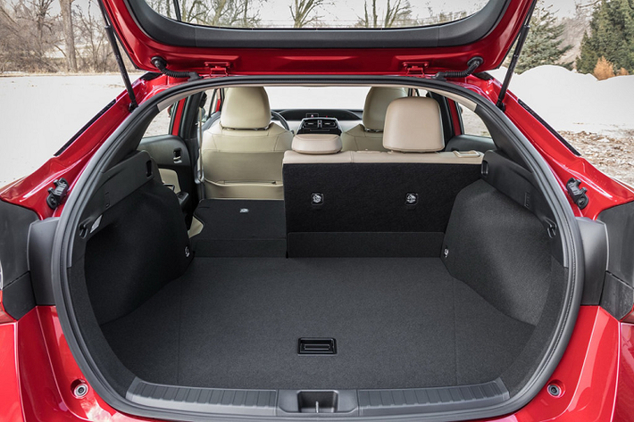 Gói Toyota Safety Sense bổ sung hệ thống trợ giúp lái xe cho toàn bộ phiên bản, gồm hệ thống tránh va chạm trước và phát hiện người đi bộ, cảnh báo chệch làn với trợ giúp đánh lái, đèn pha tự động và kiểm soát hành trình bằng radar trên mọi dải tốc độ.