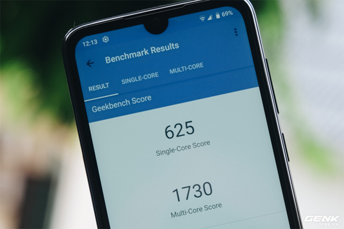 Mặc dù vậy, Snapdragon 215 không phải là một con chip mạnh, thể hiện qua điểm số Geekbench khiêm tốn. Người dùng sẽ gặp khó khăn nếu muốn trải nghiệm các tựa game 3D một cách mượt mà trên chiếc máy này. Thay vào đó, Vsmart Star phù hợp với những tác vụ cơ bản như truy cập MXH, lướt web, xem video, nghe nhạc...