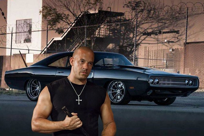Mới đây, dàn diễn viên tên tuổi của loạt phim danh tiếng Fast and Furious đã mang tới một bất ngờ lớn cho ngôi sao điện ảnh Vin Diesel ngay trên chính trường quay của bộ phim Fast 9, món quà sinh nhật tuổi 52 - chiếc xe cơ bắp Dodge Charger 1970 độ bởi SpeedKore Performance Group vô cùng ấn tượng và hấp dẫn.