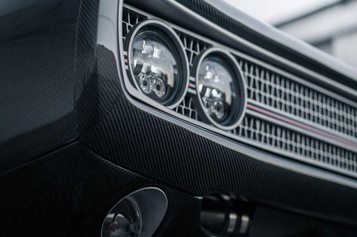 Rất nhiều chi tiết bằng sợi carbon được sử dụng để giảm tối đa trọng lượng của xe.