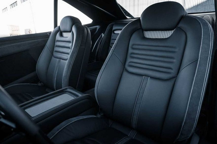 Không gian nội thất của chiếc xe thể thao Mỹ Dodge Charger 1970 được nhà độ SpeedKore Performance Group sử dụng hầu hết là chất liệu da Alcantare cao cấp pha lẫn các chi tiết bằng sợi carbon thể thao