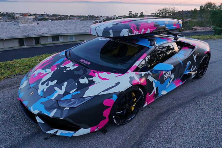 Danh tiếng của Alex Choi không đến từ hai mẫu xe trên. Phải đến khi sở hữu chiếc Lamborghini Huracan vào tháng 7/2017, cái tên Alex Choi mới được tín đồ siêu xe chú ý. Phiên bản đầu tiên - Unicorn V1 - được phủ lớp decal camo xanh hồng lạ mắt. Chưa hết, tay chơi này còn bổ sung thêm hộp chứa dụng cụ trượt tuyết trên mui, cánh gió, nắp ca-pô carbon.