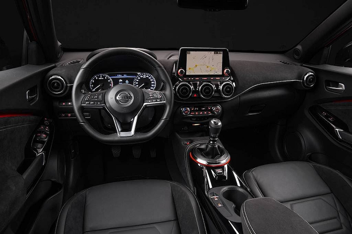 Điểm nổi bật nhất của Nissan Juke thế hệ mới đó là phần đầu xe. Trong đó lưới tản nhiệt với thanh nẹp chrome to bản "V-Motion" đặc trưng của Nissan được nối liền với các đèn LED định vị, tạo hình dáng cụm ca-lăng tương tự như chiếc Nissan Livina thế hệ mới.