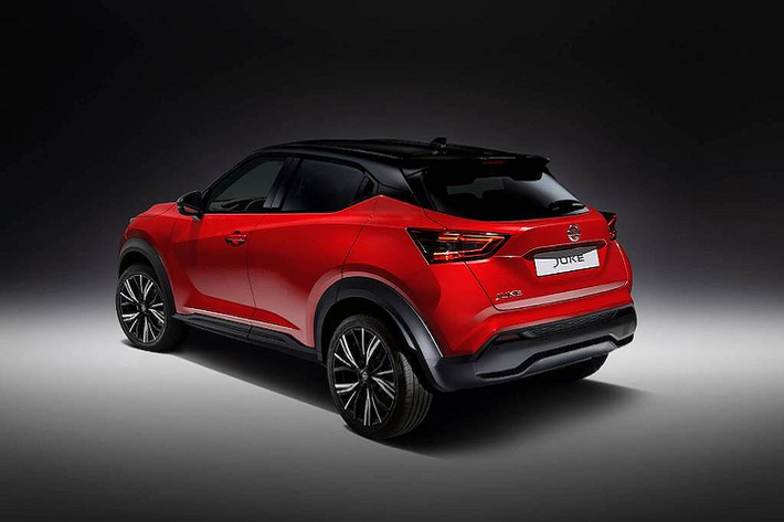 Với việc sử dụng chassis CMF-B, Juke 2020 đã có kích thước lớn hơn đời cũ với chiều dài 4.210mm, rộng 1.595mm và cao 1.800mm. Vẫn giữ lại "phom" đặc trưng của dòng Juke, nhưng đời xe thứ 2 đã sở hữu kiểu dáng năng động hơn nhờ các tỷ lệ thân xe hài hoà, phần mui cùng cột C màu đen như "nổi" trên thân và các đường nét nổi đậm.