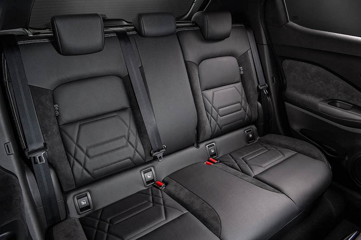 Hướng tới các khách hàng cá tính, Nissan đưa ra cho Juke bảng màu với 11 màu sơn khác nhau, trong đó có màu đỏ đặc biệt Fuji Sunset như các bạn đang thấy trong bài viết này. Ngoài ra hãng còn đưa ra một loạt các tuỳ chọn cá nhân hoá khác với những chi tiết như mâm, cản trước sau và dè bên.