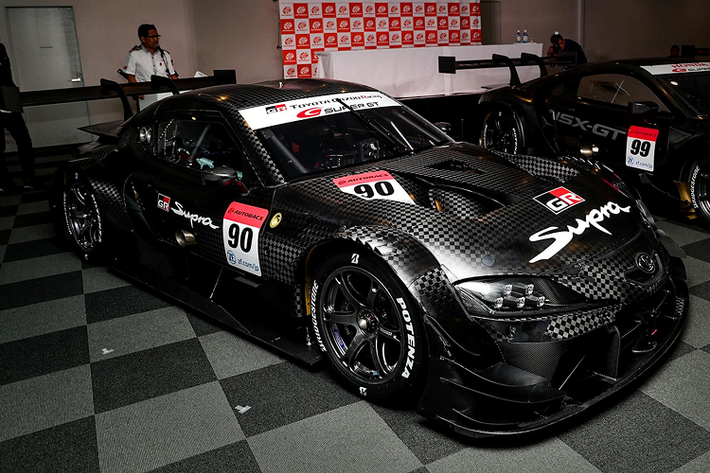 Để đáp ứng các quy định mới của Class 1, Toyota GT500 Supra mới này đã loại bỏ động cơ tăng áp 3.0 lít của BMW và thay bằng một động cơ turbo 2.0 lít có thể sản sinh khoảng 670 mã lực.