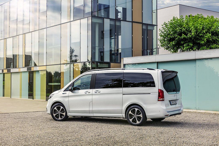 Dựa trên nền tảng của dòng xe van V-Class, mẫu MPV Mercedes EQV Concept sau đó đã được thương hiệu hạng sang Đức tiếp tục thử nghiệm để hoàn thiện thành một mẫu xe có thể bán cho khách hàng. Và tới nay, EQV phiên bản thương mại đã chính thức được hãng ra mắt.