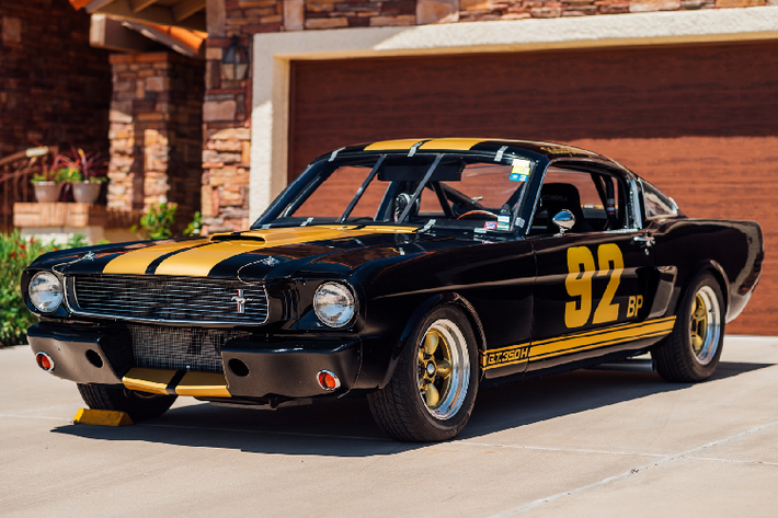 Trở lại năm 1966, hãng Shelby American đã sản xuất 1.000 chiếc Mustang GT350 cho 1 công ty mang tên Hertz và sử dụng cho dịch vụ thuê xe nhằm vào những khách hàng chịu chơi hơn. Phiên bản độc đáo này được đặt tên là xe Shelby Mustang GT350H và từ đó trở thành một trong những chiếc xe quý giá nhất của cộng đồng xe hơi cổ.