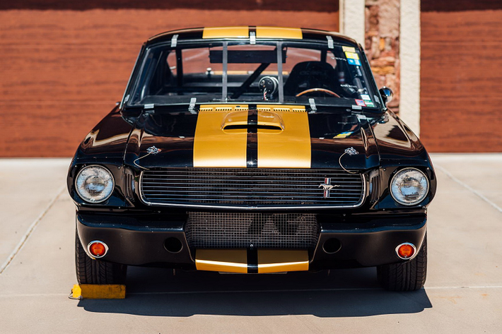 Đây là một chiếc Shelby Mustang GT350H hàng hiếm nguyên bản được khôi phục đúng như thông số kĩ thuật của dòng xe đua B-Production 1966.