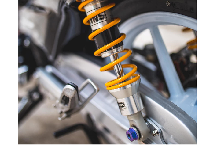 Giảm xóc sau của xe cũng được nâng cấp lên thương hiệu Ohlins - thương hiệu "quốc dân" trên các bản độ cao cấp.
