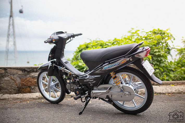Từng là một trong 2 mẫu xe máy phổ biến nhất tại Việt Nam bên cạnh Dream, mẫu xe máy Honda Wave đã trở thành một tượng đài. Thời gian gần đây, mẫu xe này được các dân chơi "cưng chiều" trở lại khi có không ít bản độ đắt tiền được cho ra lò.