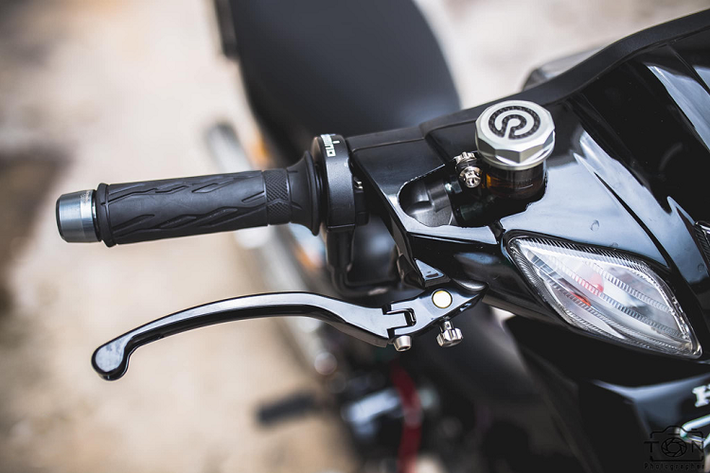 Ở khu vực ghi-đông, chủ nhân trang bị cho chiếc Wave cùm phanh Brembo Billet, đi kèm bình dầu Brembo và nắp bằng nhôm CNC.