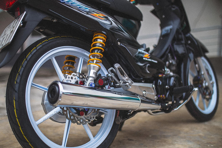 Ở phía sau, xe sở hữu kẹp phanh Brembo Billet đi kèm đĩa phanh Braketech 220 mm và dây dầu Hel UK, ngắt dầu Staubli.