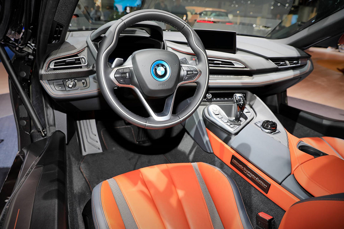 i8 Ultimate Sophisto Edition được trang bị gói nội thất độc quyền Accaro màu đen hoặc màu E-Copper cùng màu với ngoại thất. Bệ cửa được gắn chữ “Ultimate Sophisto Edition”, đánh số từ 1-200. Bản i8 Coupe có trần xe màu than, tăng thể tích chứa đồ. Bản Roadster thêm gói du lịch.