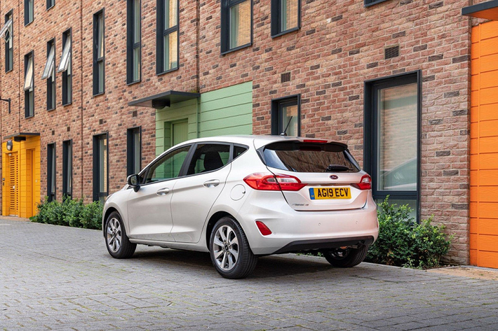 So với Ford Fiesta 2019 mới bản tiêu chuẩn, Trend mới có thêm nhiều trang bị, điển hình là bộ mâm hợp kim 16 inch, kính riêng tư, đèn pha halogen, trang trí bằng chrome và lớp sơn màu kim loại.