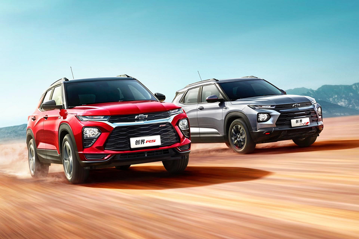Lấy cảm ứng từ concept FNR-CarryAll, mẫu xe SUV Chevrolet Trailblazer 2020 trông hiện đại và thể thao, đèn pha LED thiết kế giống Camaro, lưới tản nhiệt tách làm hai phần, nắp capô khỏe khoắn đậm chất Mỹ.