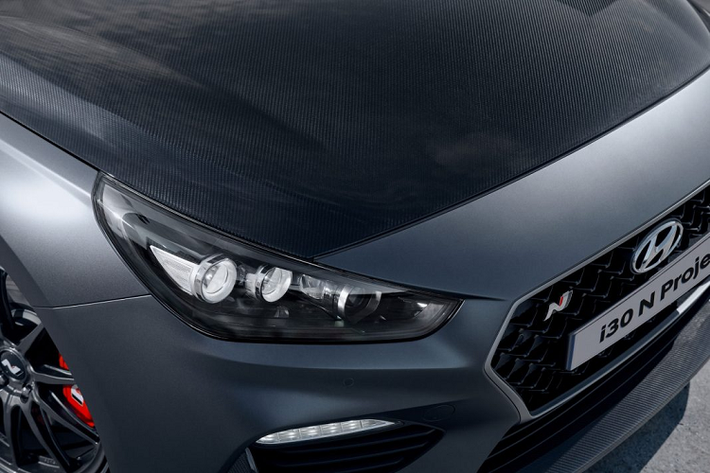 Những chi tiết này cùng với cánh gió nhỏ phía sau và ca-pô đều được làm bằng sợi carbon. Bằng việc thay thế những chi tiết bằng sợi carbon và trang bị thêm bộ mâm OZ 19 inch giúp giảm trọng lượng 22kg.