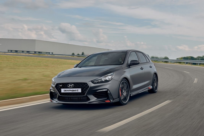 Cung cấp sức mạnh cho Hyundai i30 N Project C là động cơ T-GDI 2.0 lít tăng áp, sản sinh công suất cực đại 271 mã lực và mô-men xoắn cực đại 353 Nm và có thể lên đến 378 Nm khi ở trong chế độ Overboost, được kích hoạt trong khoảng vòng tua từ 1.750 đến 4.200 vòng/phút.