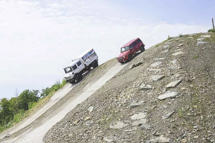 Đến năm 1953 thì Unimog chính thức được gắn trên mình logo ngôi sao 3 cánh của Mercedes.