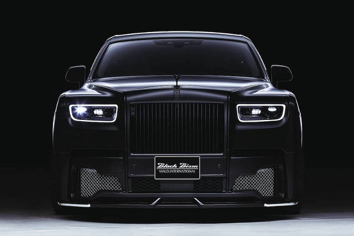 Không chỉ có vành ngoài mạ chrome tương tự các đường nẹp bodykit, bộ mâm này khi kết hợp với gói độ thân xe Black Bison còn tạo "ảo giác" như thể gầm của Phantom VIII được hạ sát đất, dù Wald International không thay đổi bất kỳ chi tiết nào của hệ thống treo khí trên xe nguyên bản.