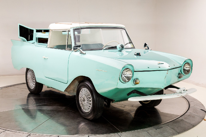 Chiếc xe ôtô mắt ếch sở hữu "biệt tài" lội nước khủng này có tên Amphicar. Nó không được phổ biến khi chỉ có 3.878 chiếc từng được sản xuất, nhưng điều này cũng cho thấy những ý tưởng về xe hơi luôn luôn đặc biệt. Và bây giờ, một trong những chiếc Amphicar đó được rao bán.