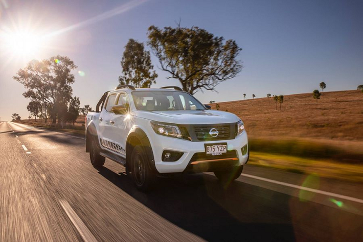 Nissan Navara N-Trek mới khác biệt nhờ ngoại thất hầm hố hơn với một loạt chi tiết màu đen ở bên ngoài như la-zăng hợp kim 18 inch, phần ốp bên dưới của mặt trước (có thêm điểm nhấn màu cam), lưới tản nhiệt trung tâm và viền bao quanh đèn sương mù, đèn pha LED, cản sau, vòm bánh xe, thanh giằng chống lật phía sau, đường ray mái, bậc cửa cũng đi kèm điểm nhấn màu cam, vỏ gương chiếu hậu và các tay nắm cửa.