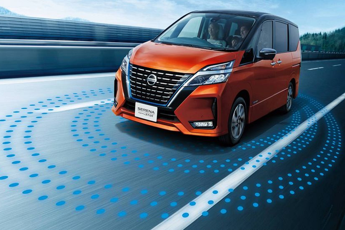 Đầu về về thẩm mỹ bên ngoài, chiếc minivan 8 chỗ mới có đèn pha LED thích ứng, lưới tản nhiệt V-Motion mới nhất với các cạnh mạ crôm chạy qua đèn pha và cản trước sắc nét hơn tích hợp cánh gió nhỏ bên dưới.