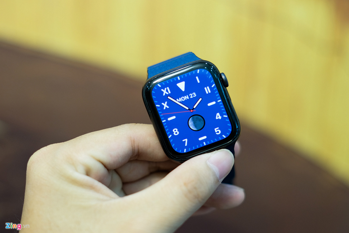Màn hình của Apple Watch 2019 mới có kích thước 1,78 inch, cho độ sáng 1.000 nits, phần viền được làm mỏng. Khả năng hiển thị của model này tốt, kể cả trong điều kiện ngoài trời nắng.