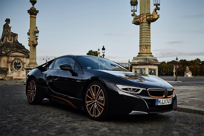 Cả bản i8 Coupe và mui trần Convertible đều mang màu sơn kim loại xám Sophisto Grey với chi tiết trang trí E-Copper, cùng bộ mâm hợp kim nhẹ 20 inch đặc trưng dòng BMW i. Kẹp phanh đen bóng dán nhãn BMW i.