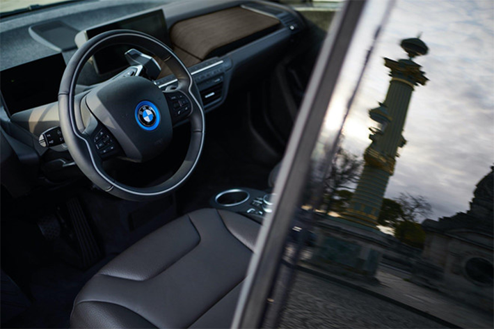 Khoang lái i3s Edition RoadStyle nổi bật với da Dalbergia Brown, gỗ sồi đen cao cấp, tựa đầu thêu chữ Edition RoadStyle.