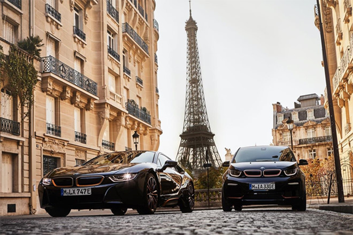 Bộ đôi BMW i3s và i8 đặc biệt vừa chính thức ra mắt. Cụ thể, với i3s Edition RoadStyle, chỉ 1.000 chiếc được sản xuất. Xe mang màu sơn ngoại thất Fluid Black, kết hợp các chi tiết trang trí E-Copper cho kiểu dáng nổi bật so với i3 bản thường.
