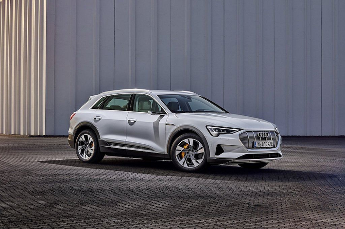Kể từ khi ra mắt tới nay, mẫu SUV điện Audi e-tron vốn vẫn chỉ được bán với phiên bản cao cấp 55. Để mở rộng dòng xe này, Audi vừa tiếp tục công bố model e-tron 50 mới, chuẩn bị được bán ra vào năm 2020 tới đây. So với e-tron 55, e-tron 50 chỉ có khối pin 71kWh thay vì 95kWh.