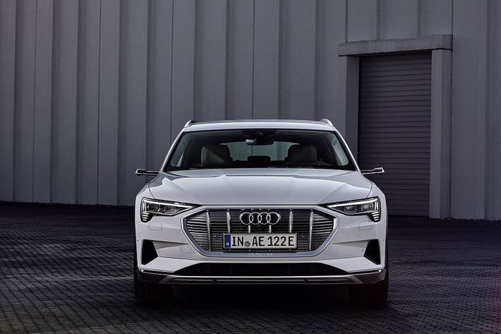 Phiên bản cơ sở mới của E-Tron cũng đi kèm với hệ thống treo khí để đảm bảo sự ổn định và xử lý tuyệt vời. Khả năng tương thích với sạc nhanh vẫn còn, nhưng E-Tron 50 chỉ nhận nguồn tối đa 120kW thay vì 150kW của 55. Thời gian sạc 0-80% của xe chỉ trong khoảng 30 phút.