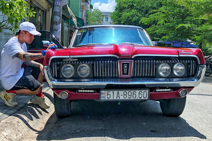 Rapper có tiếng tại Việt Nam là Binz vừa tậu chiếc xế thể thao cổ Mercury Cougar đời 1968. Trước chiếc Cougar, nam rapper đã sở hữu một chiếc Vespa cổ cùng một chiếc môtô cổ đã được phục chế.