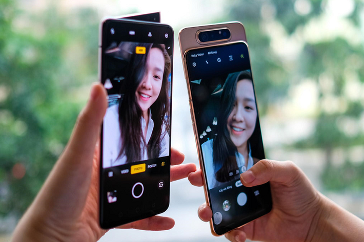 Trải nghiệm thực tế, tốc độ xoay và trượt trên hai model này không có sự chênh lệch quá nhiều khoảng dưới hai giây. Camera selfie trên Galaxy A80 được tích hợp nhiều chế độ như góc thường, góc rộng và siêu rộng, ảnh cho ra khá chi tiết, màu sắc có phần rực hơn so với thực tế. Trong khi đó, camera selfie của Oppo Reno được trang bị AI, giúp điều chỉnh màu da, ánh sáng cho phù hợp.