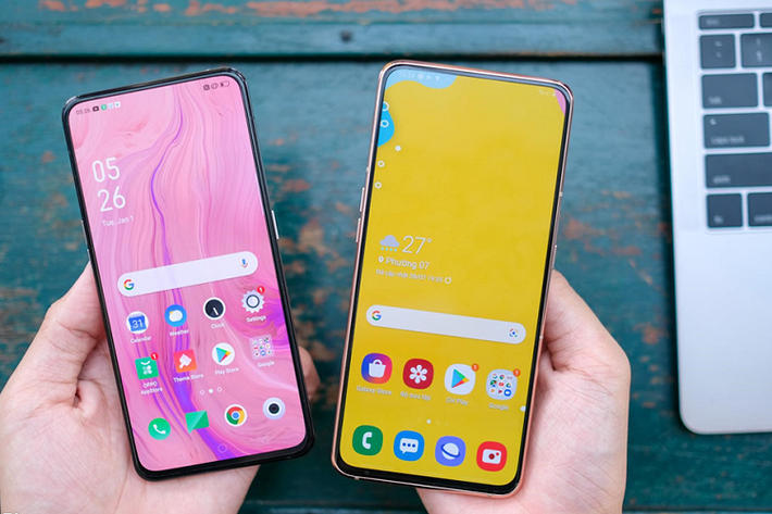 Cấu hình của Galaxy A80 mạnh hơn Oppo Reno. Galaxy A80 sở hữu con chip Snapdragon 730, RAM 8 GB (điểm GeekBench đa nhân khoảng 6.700), trong khi Oppo Reno dùng chip Snapdragon 710, RAM 6 GB (điểm GeekBench đa nhân tầm 5.900). Trải nghiệm thực tế, tốc độ mở ứng dụng của hai máy đều rất nhanh, mượt và không có tình trạng bị lag.