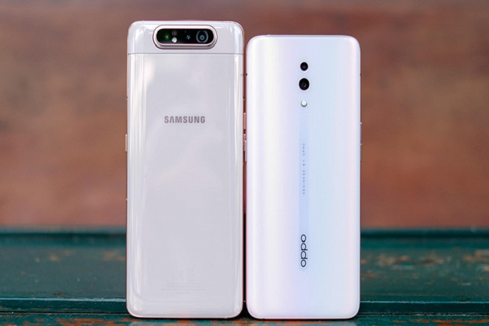 Điện thoại Oppo Reno lên kệ vào tháng 6 với giá 13 triệu đồng, Galaxy A80 ra mắt vào đầu tháng 7 với mức giá 15 triệu đồng. Hai model này cạnh tranh trực tiếp với nhau trong phân khúc cận cao cấp tại Việt Nam.