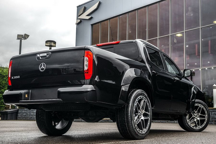 Không có bất cứ thay đổi nào ở hệ truyền động, Mercedes X-Class độ từ Kahn vẫn sử dụng động cơ dầu diesel 3.0 lít, sản sinh công suất 254 mã lực và mô-men xoắn cực đại 550Nm, sức mạnh được gửi đến các bánh xe thông qua hộp số tự động 7 cấp.