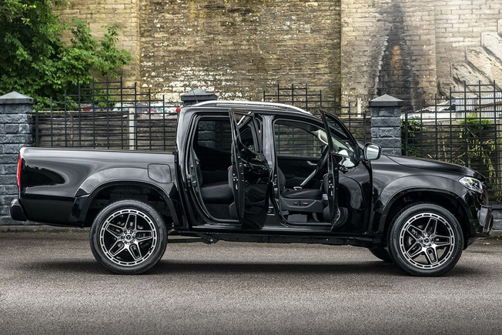 Điểm nhấn của chiếc X-Class của Kahn chính là toàn bộ thân xe được phủ trong sắc đen huyền bí, bao gồm cả lưới tản nhiệt trung tâm kiểu AMG độc đáo. Bên cạnh đó, cản trước đã được làm lại, các vòm bánh xe cũng vuông vắn, cơ bắp hơn, các đường viền cửa sổ sơn đen, xe cưỡi trên bộ la-zăng 22 inch màu đen và có cửa kính riêng tư phía sau.